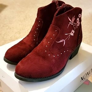 Ankle boots with embroidered flowers